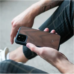 Woodcessories - Eco Bumper - Walnut Cover - Black - iPhone 11 Pro Max - Wooden Cover - Eco Case - Bumper Collection - Avvenice