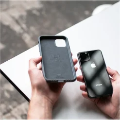 Woodcessories - Eco Bumper - Walnut Cover - Black - iPhone 11 Pro - Wooden Cover - Eco Case - Bumper Collection - Avvenice