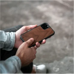 Woodcessories - Eco Bumper - Walnut Cover - Black - iPhone 11 - Wooden Cover - Eco Case - Bumper Collection - Avvenice