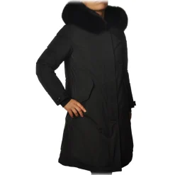 Woolrich - Fitted Down Jacket in Shiny Material and Hood - Black - Jacket - Luxury Exclusive Collection - Avvenice