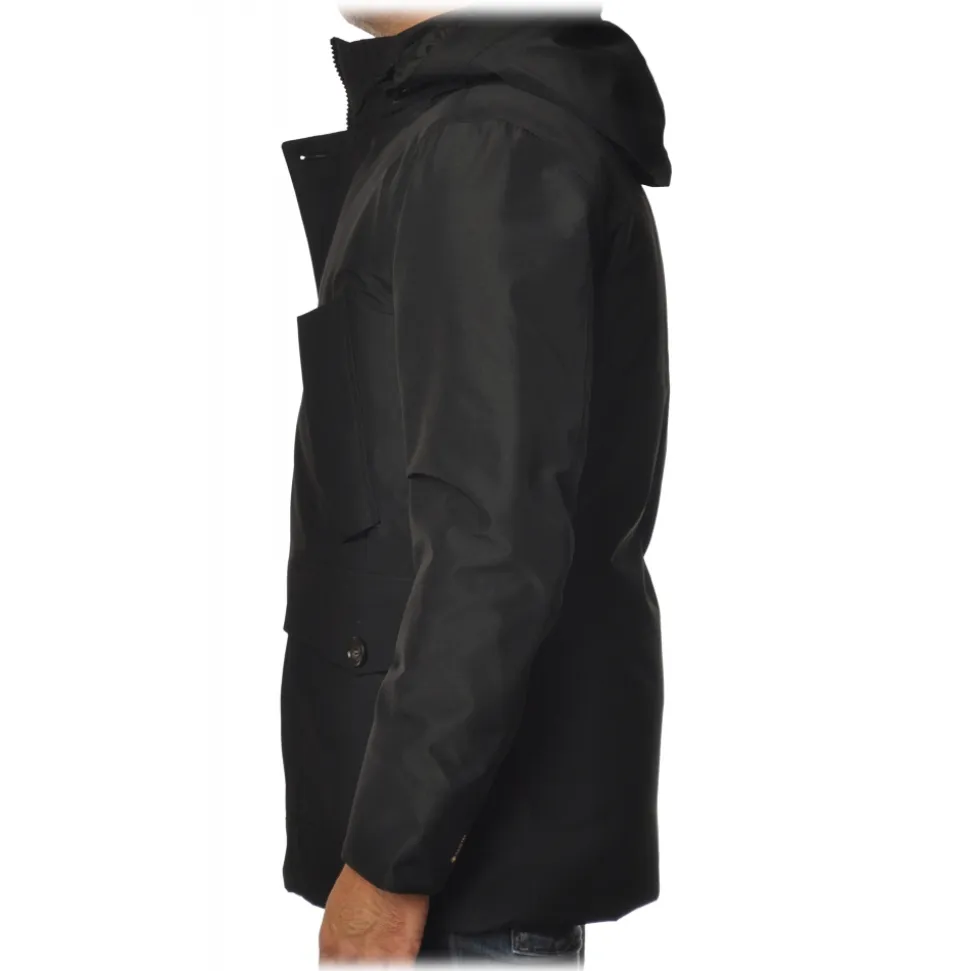 Woolrich - Technical Jacket of Goretex Technical Material - Black - Jacket - Luxury Exclusive Collection - Avvenice